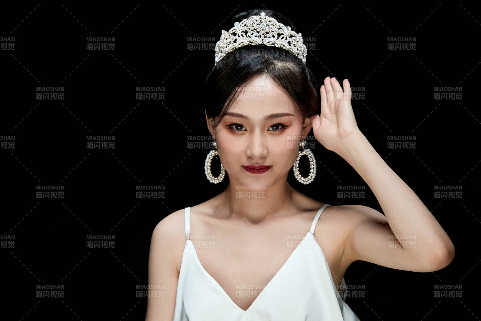 黑色背景下的女性复古婚纱妆面图片