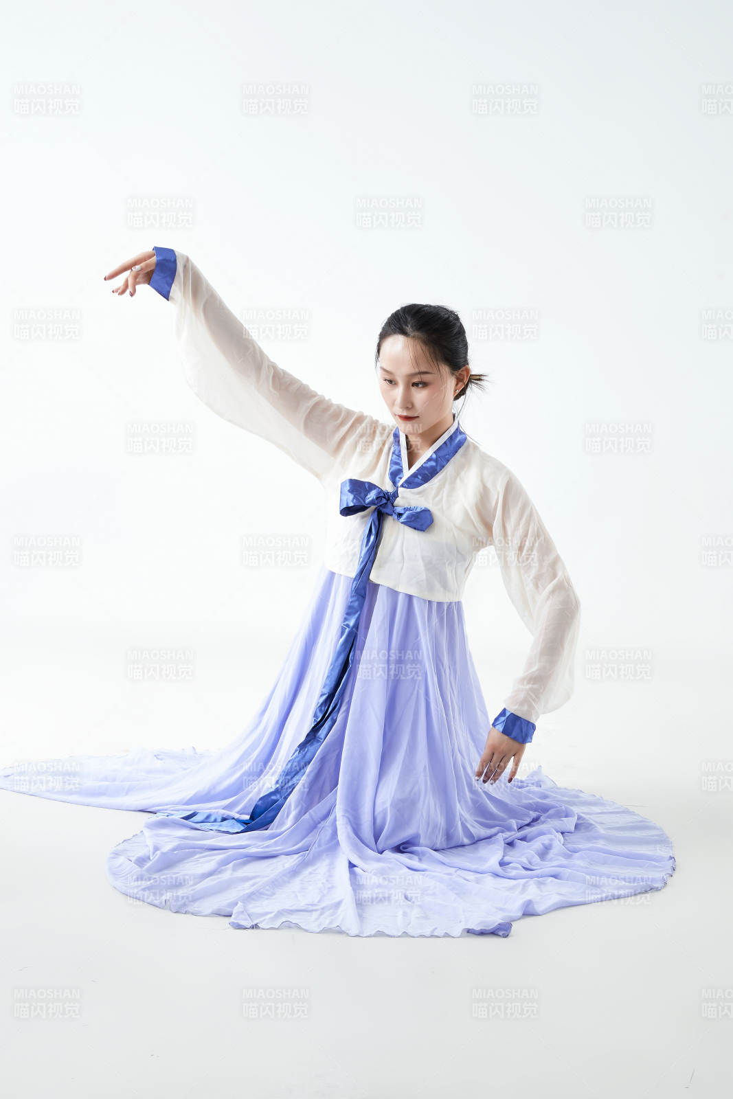 穿着中国朝鲜族传统服饰跳舞的少女图片