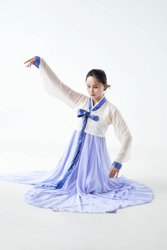 穿着中国朝鲜族传统服饰跳舞的少女图片