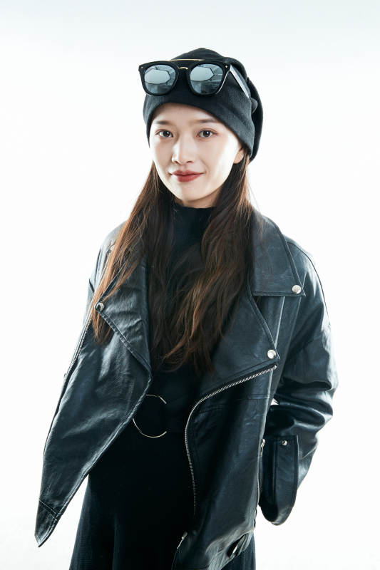 机车摇滚风的亚洲少女图片