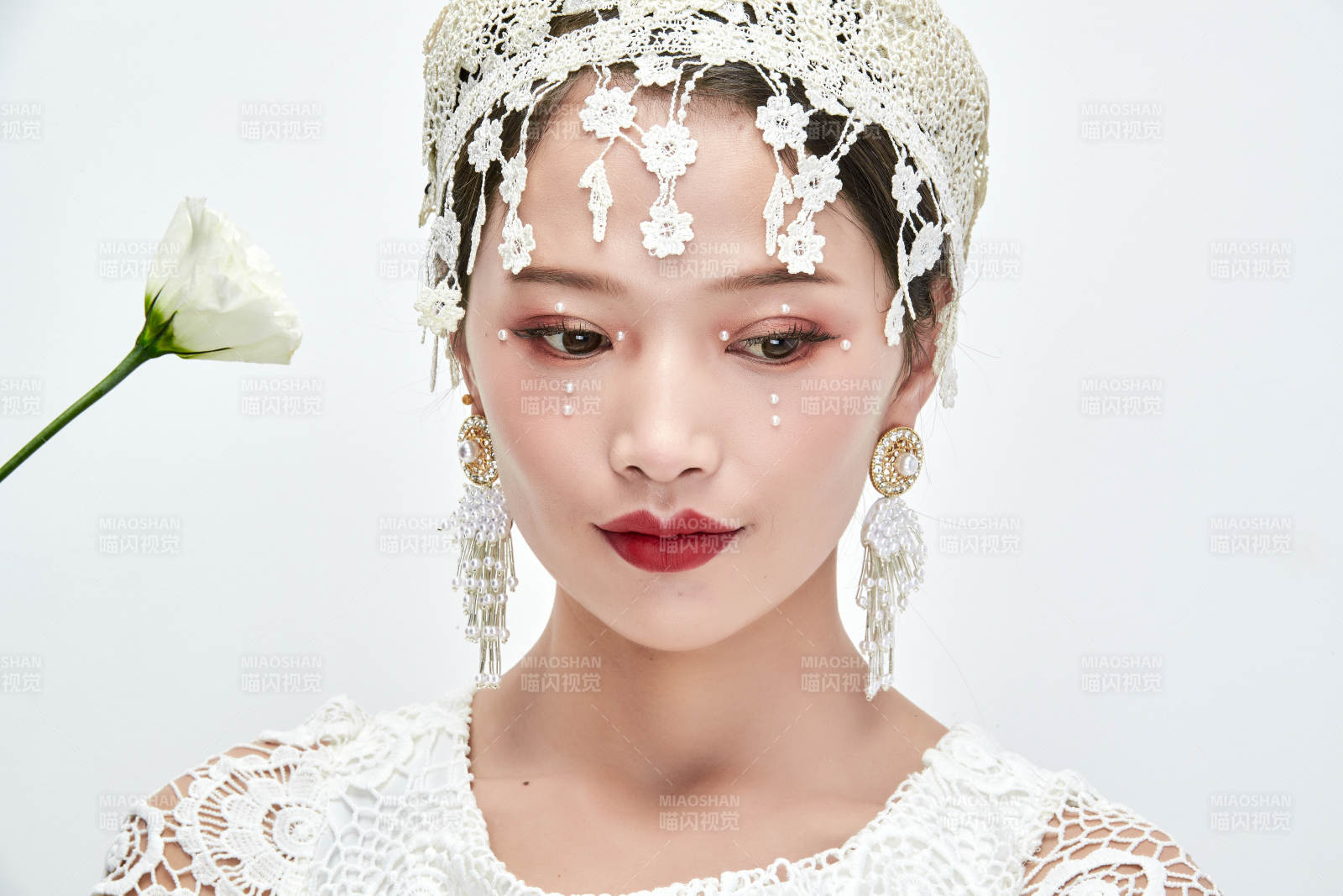 棚拍白色背景下的新娘美妆图片