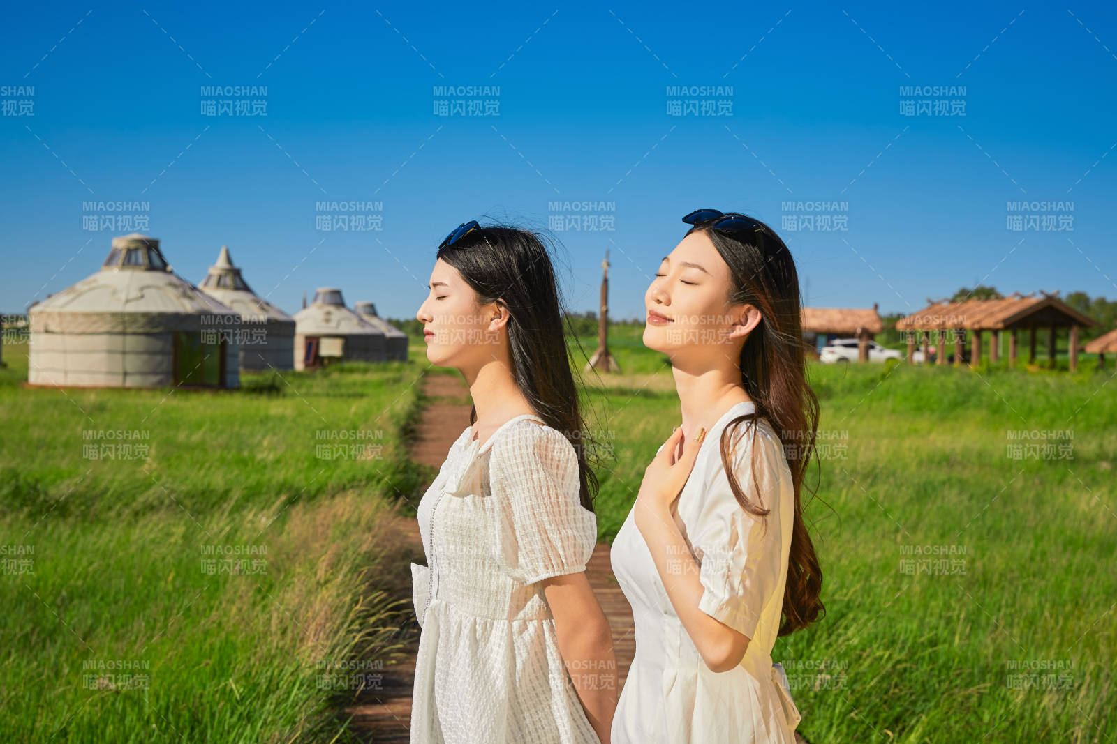 盛夏在草原湿地公园游玩的美女闺蜜图片