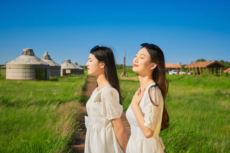 盛夏在草原湿地公园游玩的美女闺蜜图片