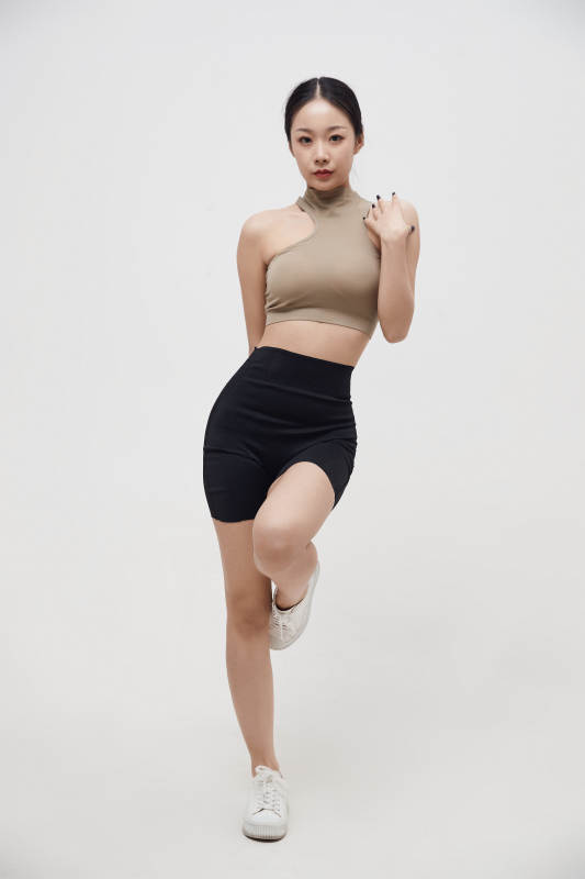 穿着运动服的亚洲美女图片