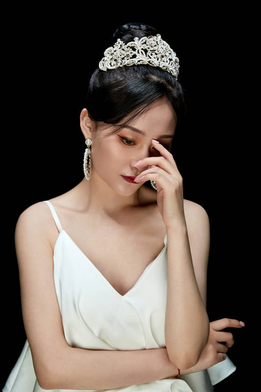 黑色背景下的女性复古婚纱妆面图片
