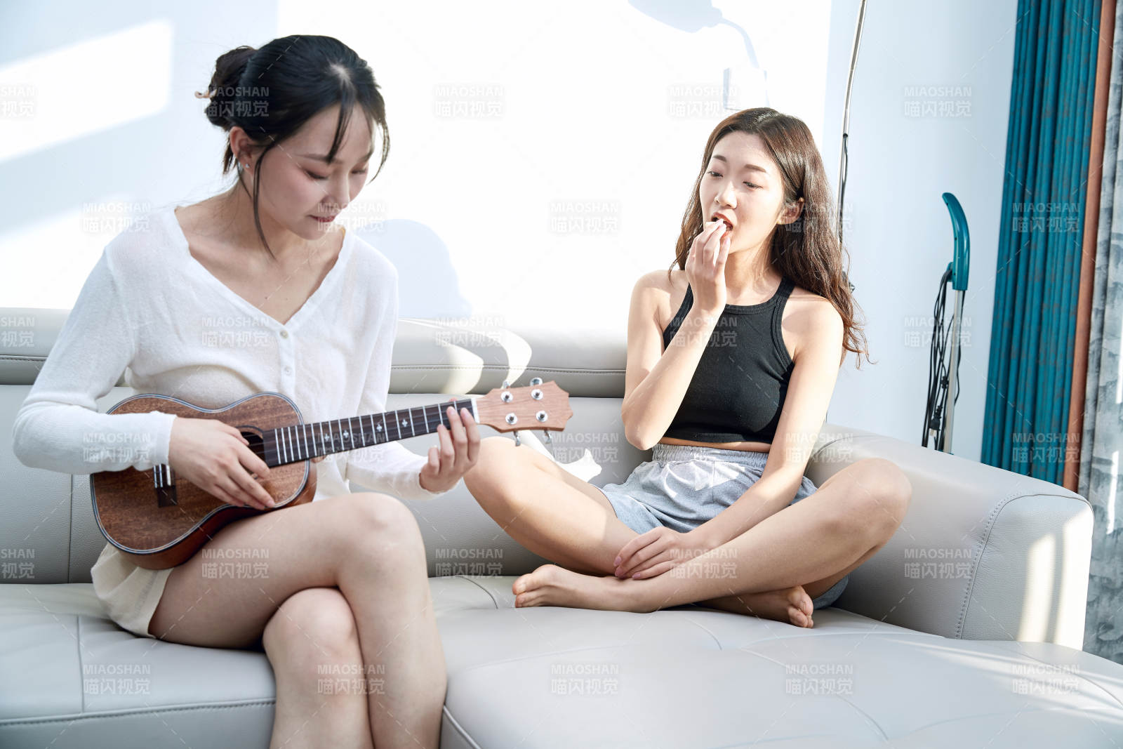 坐在沙发弹琴唱歌俩位美女闺蜜图片