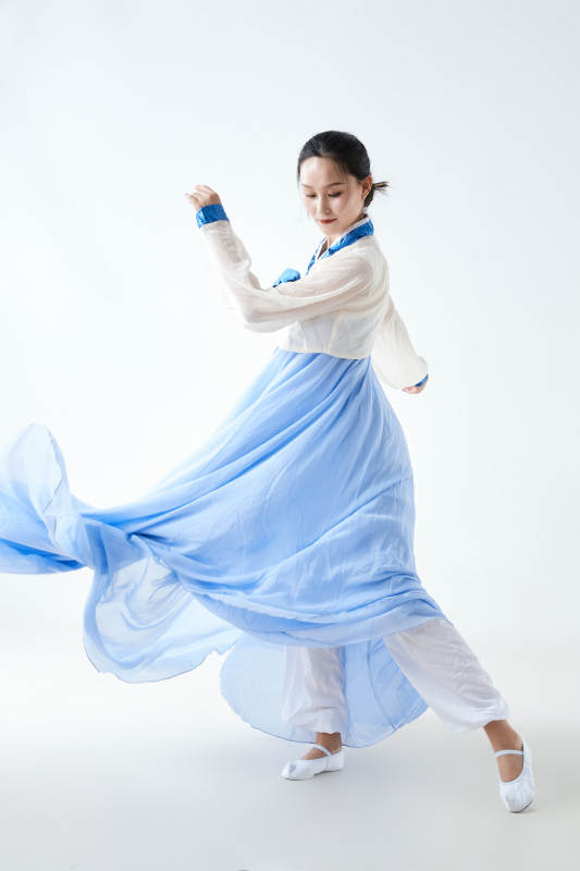 穿着中国朝鲜族传统服饰跳舞的少女图片