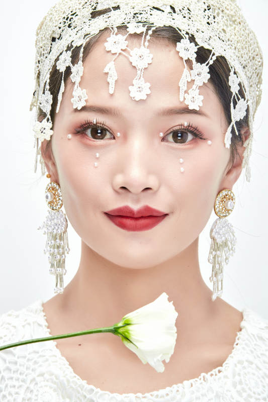 棚拍白色背景下的新娘美妆图片