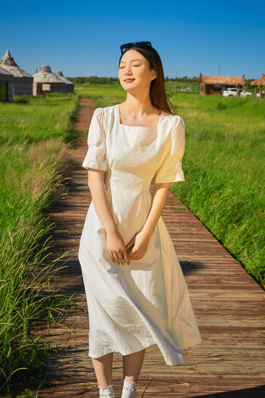 盛夏在草原湿地公园游玩的姑娘图片