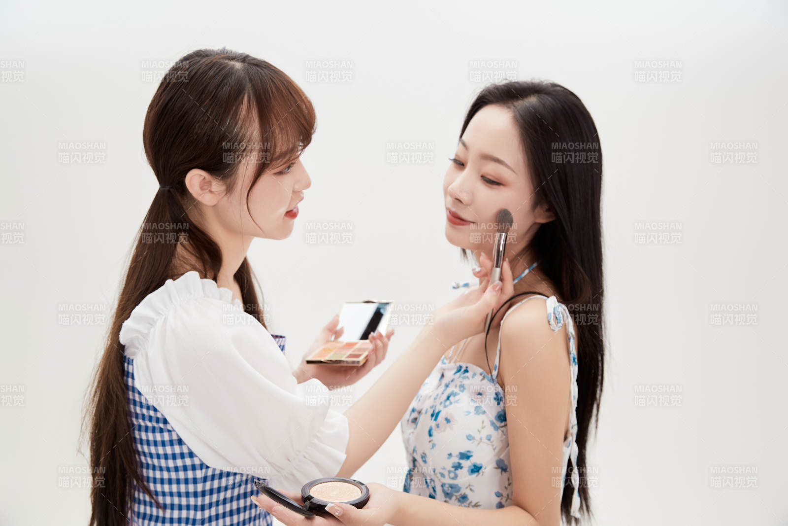 亲密无间的可爱的亚洲美女闺蜜图片