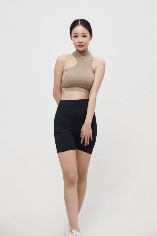 穿着运动服的亚洲美女图片