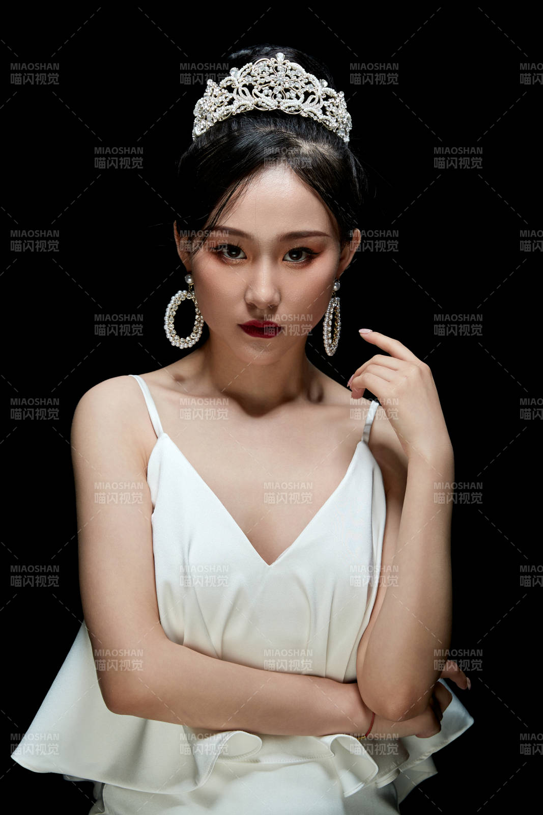 黑色背景下的女性复古婚纱妆面图片