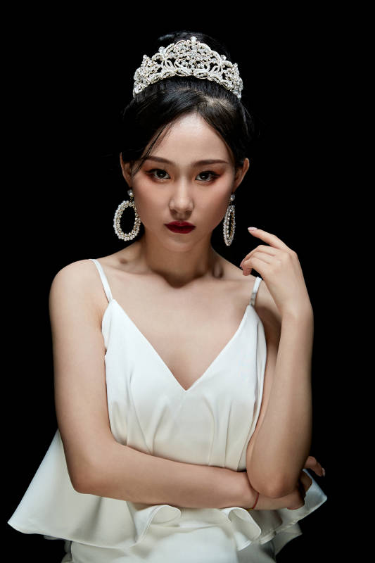 黑色背景下的女性复古婚纱妆面图片