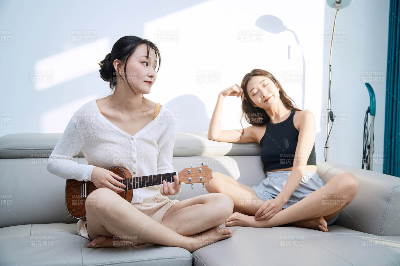 坐在沙发弹琴唱歌俩位美女闺蜜图片