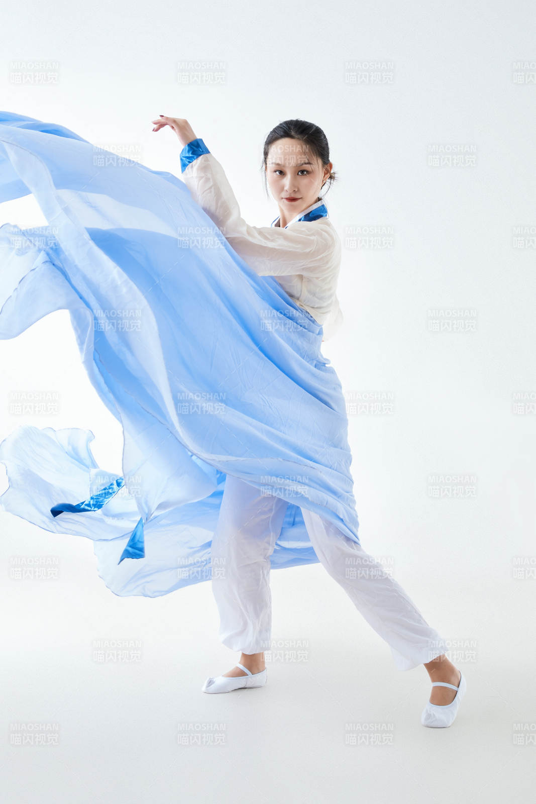 穿着中国朝鲜族传统服饰跳舞的少女图片