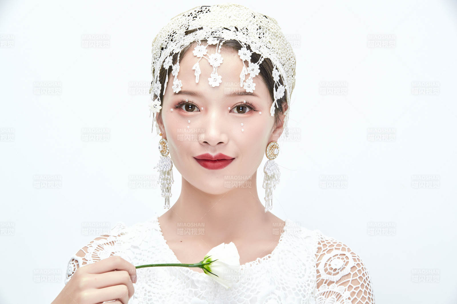 棚拍白色背景下的新娘美妆图片