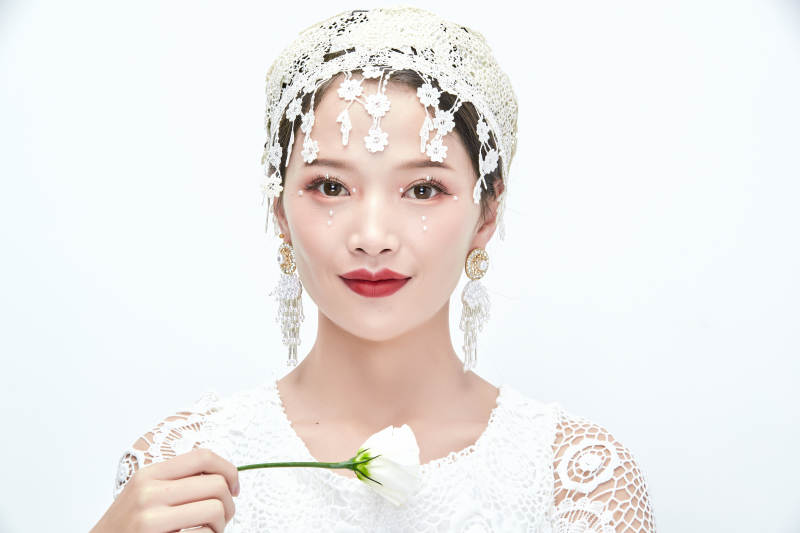 棚拍白色背景下的新娘美妆图片