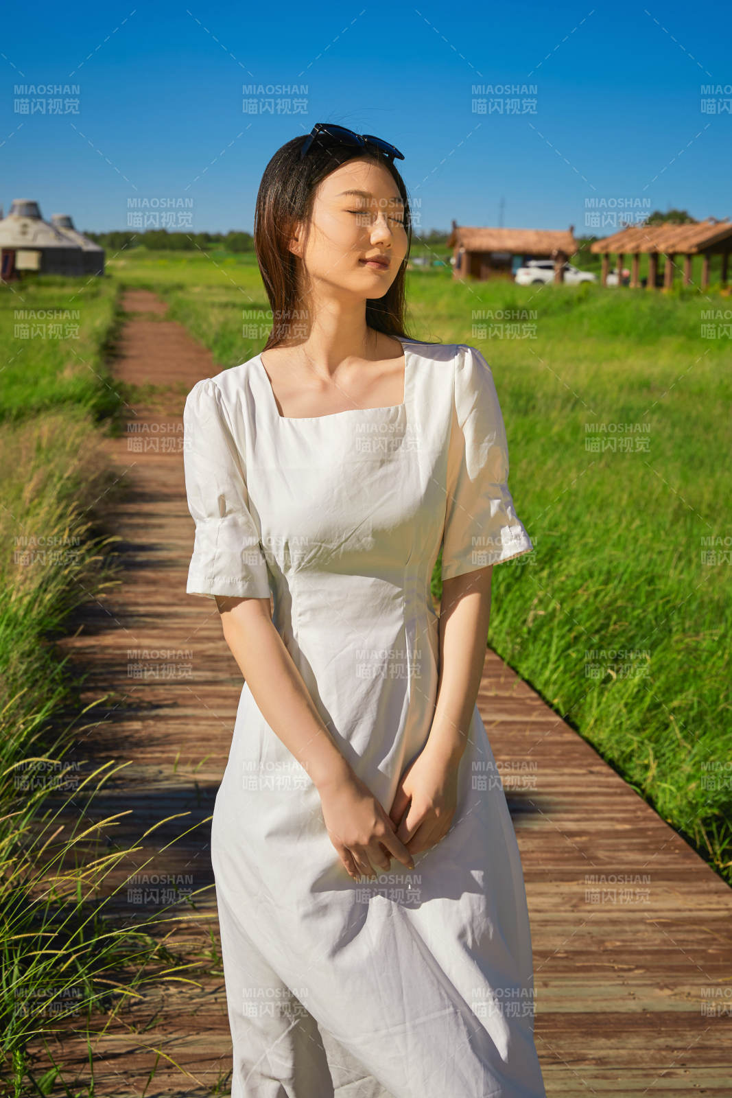 盛夏在草原湿地公园游玩的姑娘图片