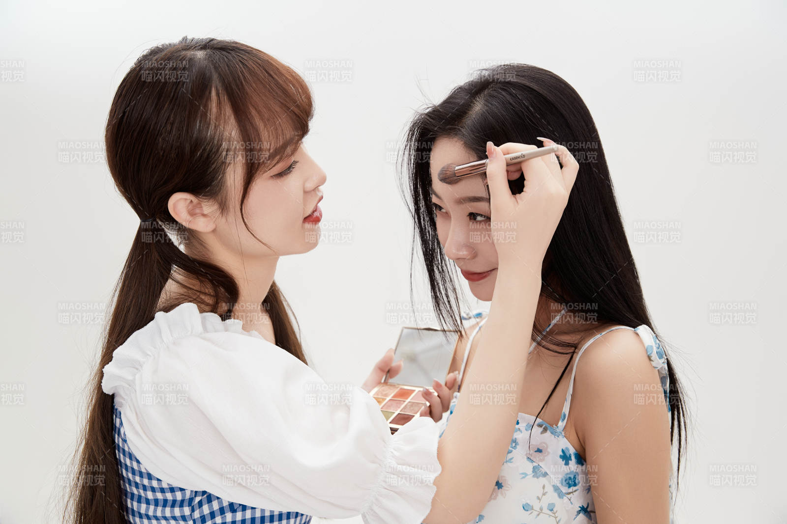 亲密无间的可爱的亚洲美女闺蜜图片