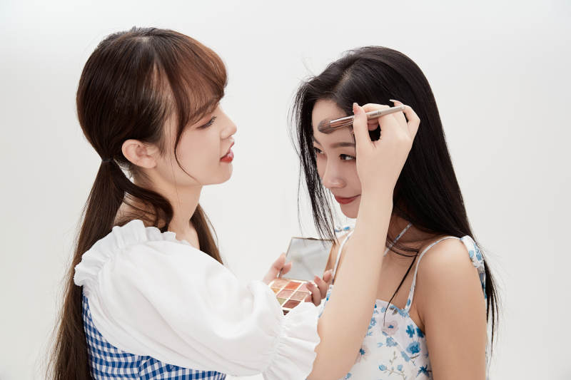 亲密无间的可爱的亚洲美女闺蜜图片