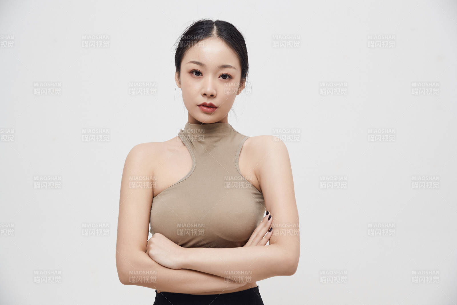 穿着运动服的亚洲美女图片