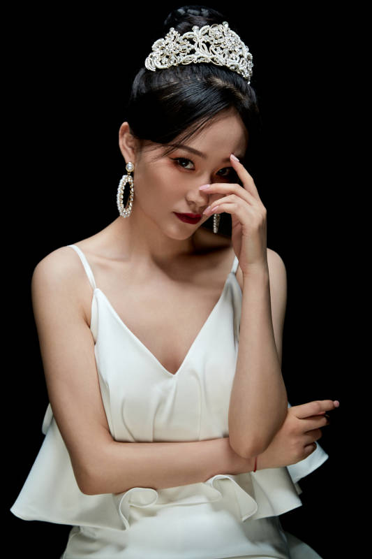 黑色背景下的女性复古婚纱妆面图片