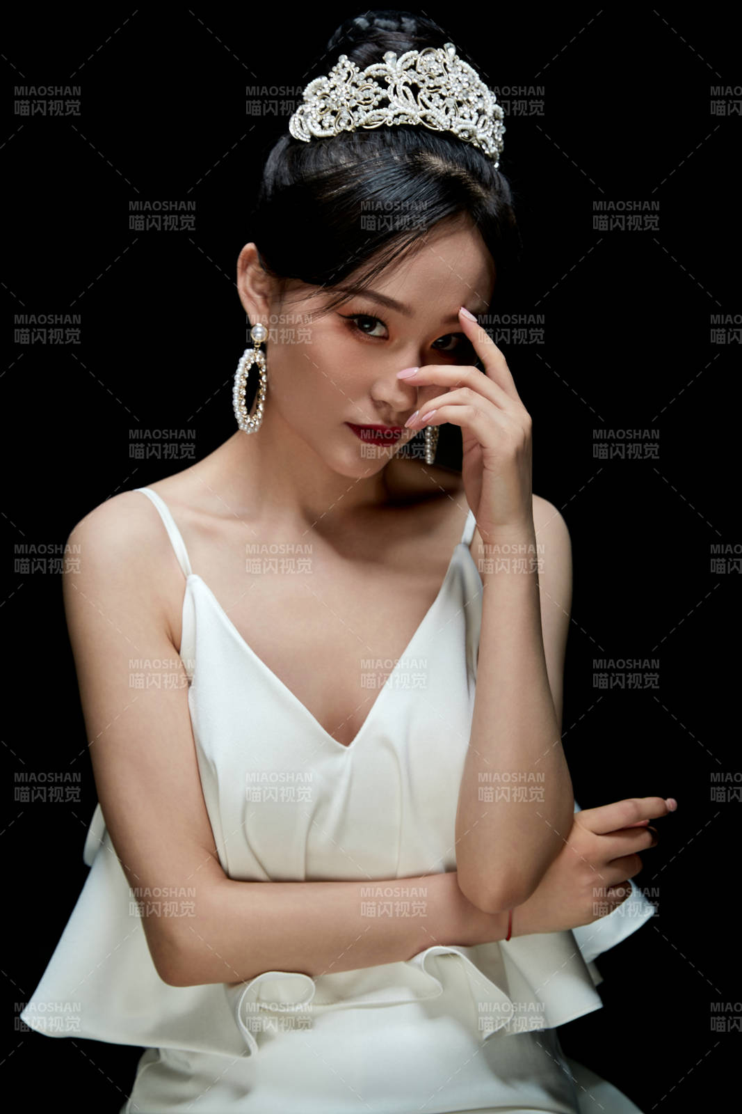 黑色背景下的女性复古婚纱妆面图片