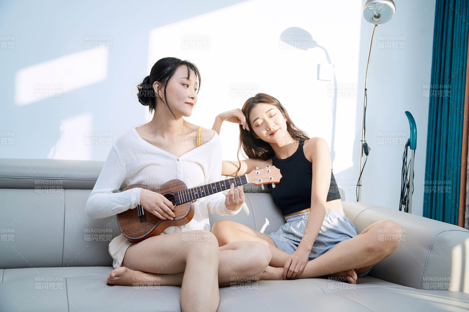 坐在沙发弹琴唱歌俩位美女闺蜜图片