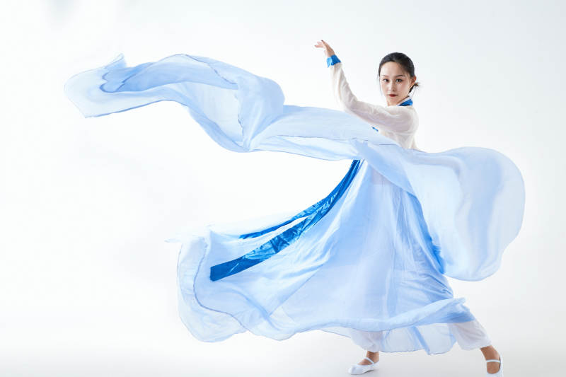 穿着中国朝鲜族传统服饰跳舞的少女图片