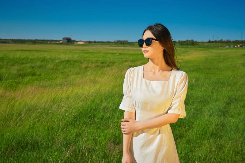 盛夏在草原湿地公园游玩的姑娘图片