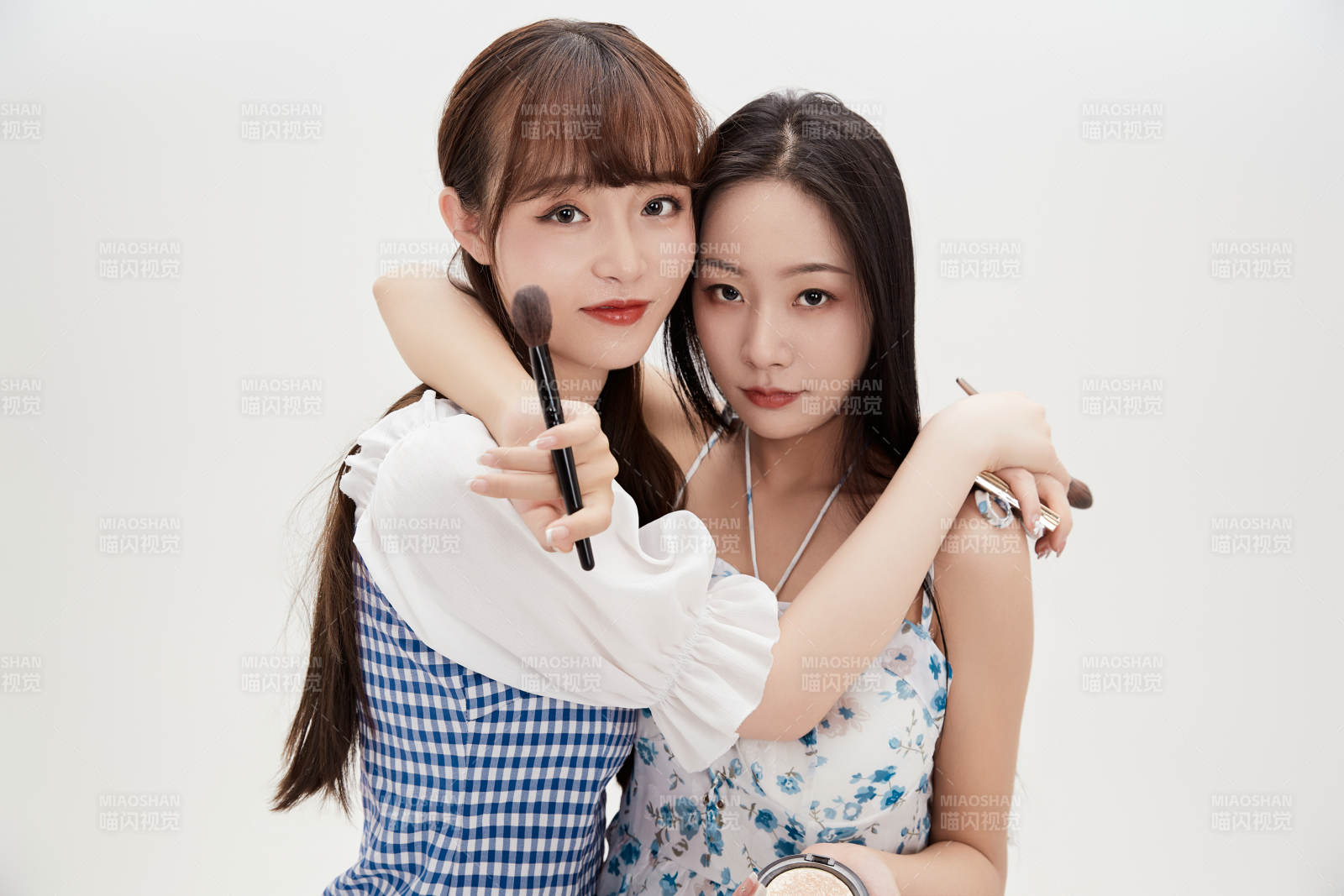 亲密无间的可爱的亚洲美女闺蜜图片