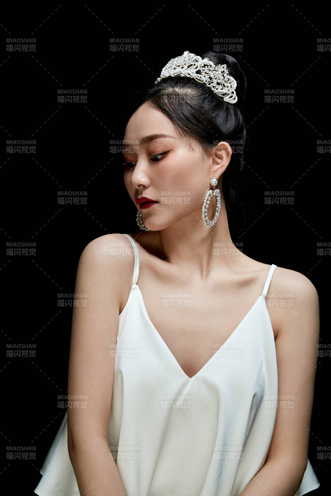 黑色背景下的女性复古婚纱妆面图片