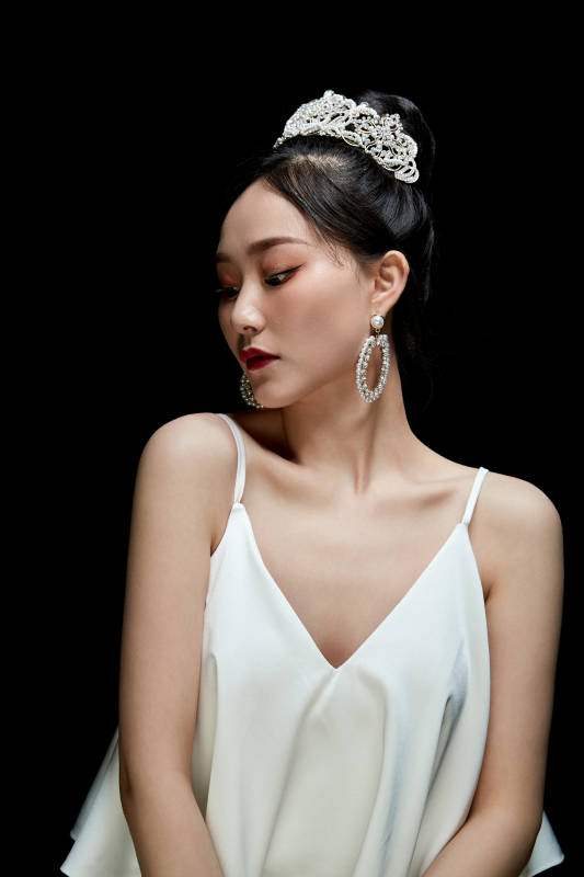黑色背景下的女性复古婚纱妆面图片