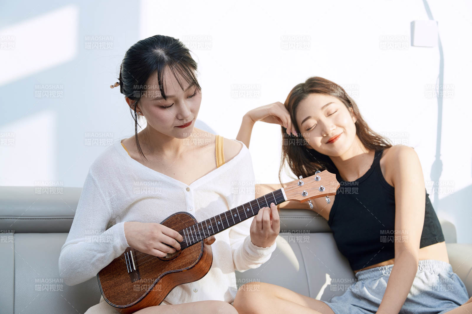 坐在沙发弹琴唱歌俩位美女闺蜜图片