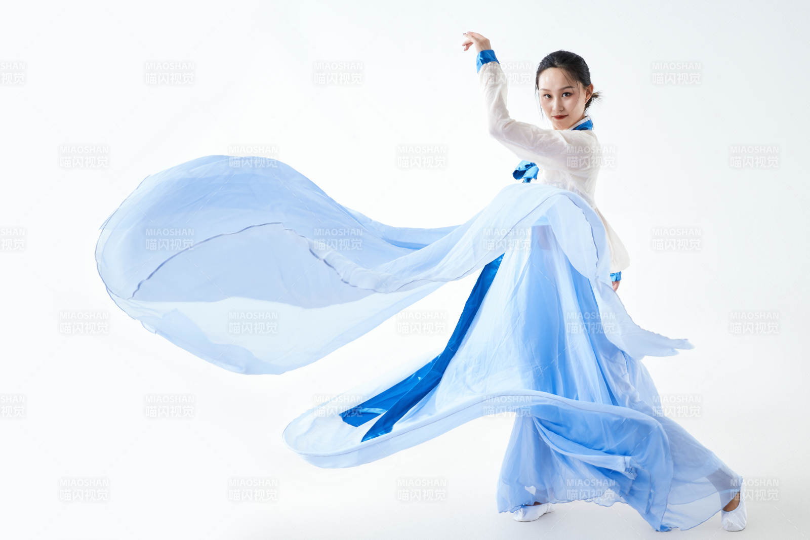 穿着中国朝鲜族传统服饰跳舞的少女图片