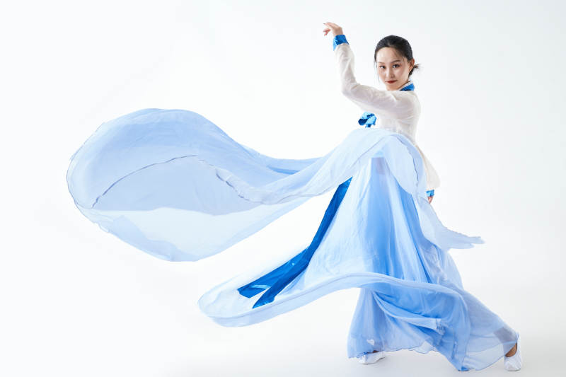 穿着中国朝鲜族传统服饰跳舞的少女图片