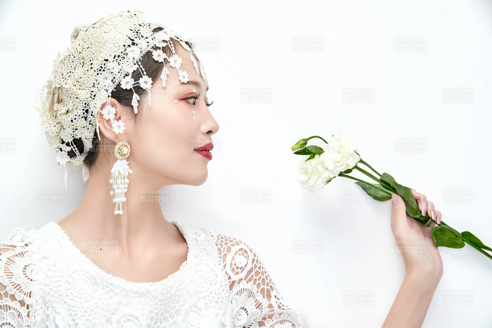 棚拍白色背景下的新娘美妆图片