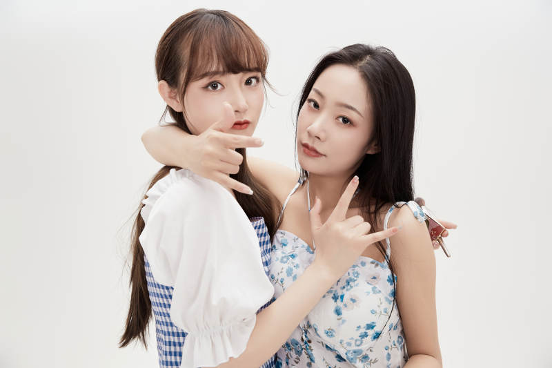 亲密无间的可爱的亚洲美女闺蜜图片