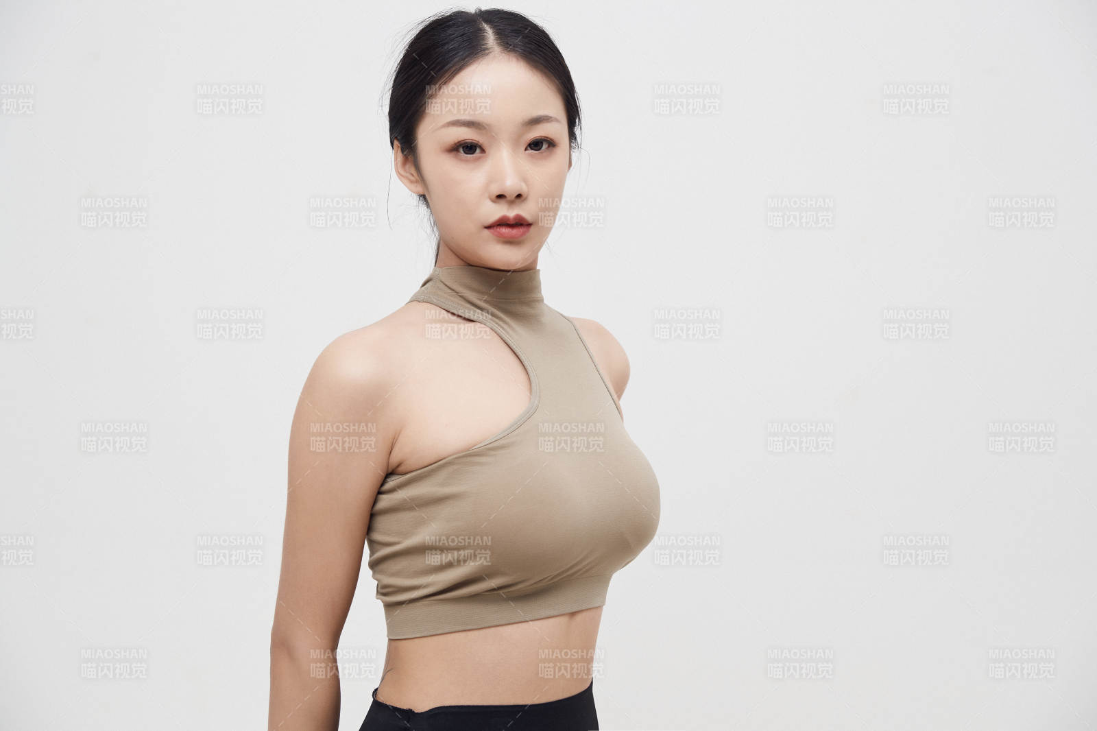 穿着运动服的亚洲美女图片