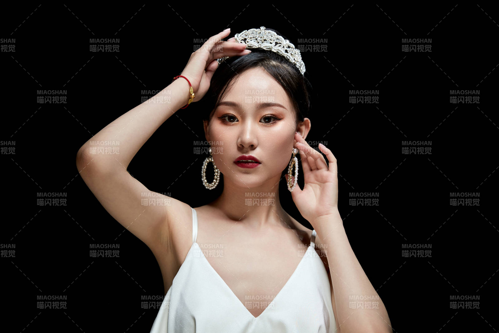 黑色背景下的女性复古婚纱妆面图片