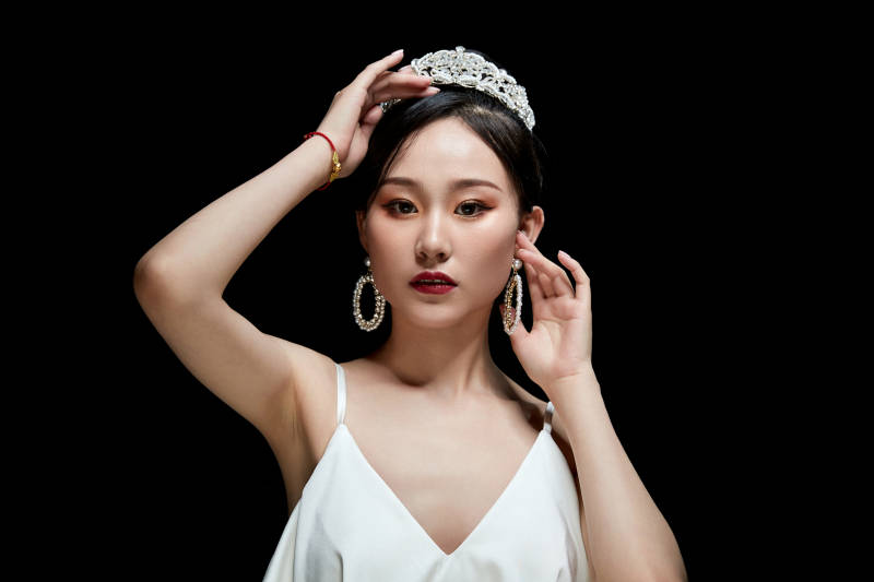 黑色背景下的女性复古婚纱妆面图片