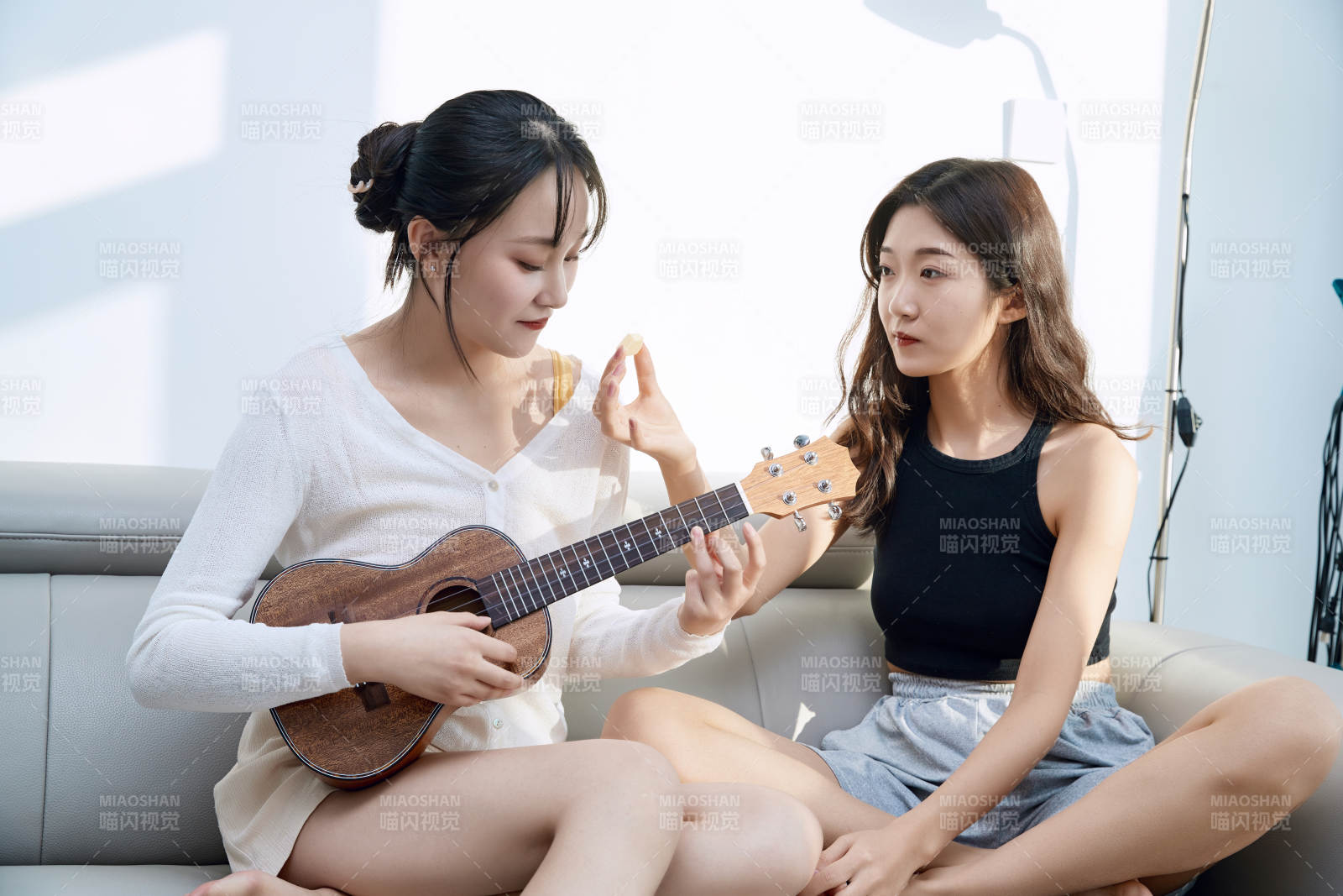 坐在沙发弹琴唱歌俩位美女闺蜜图片