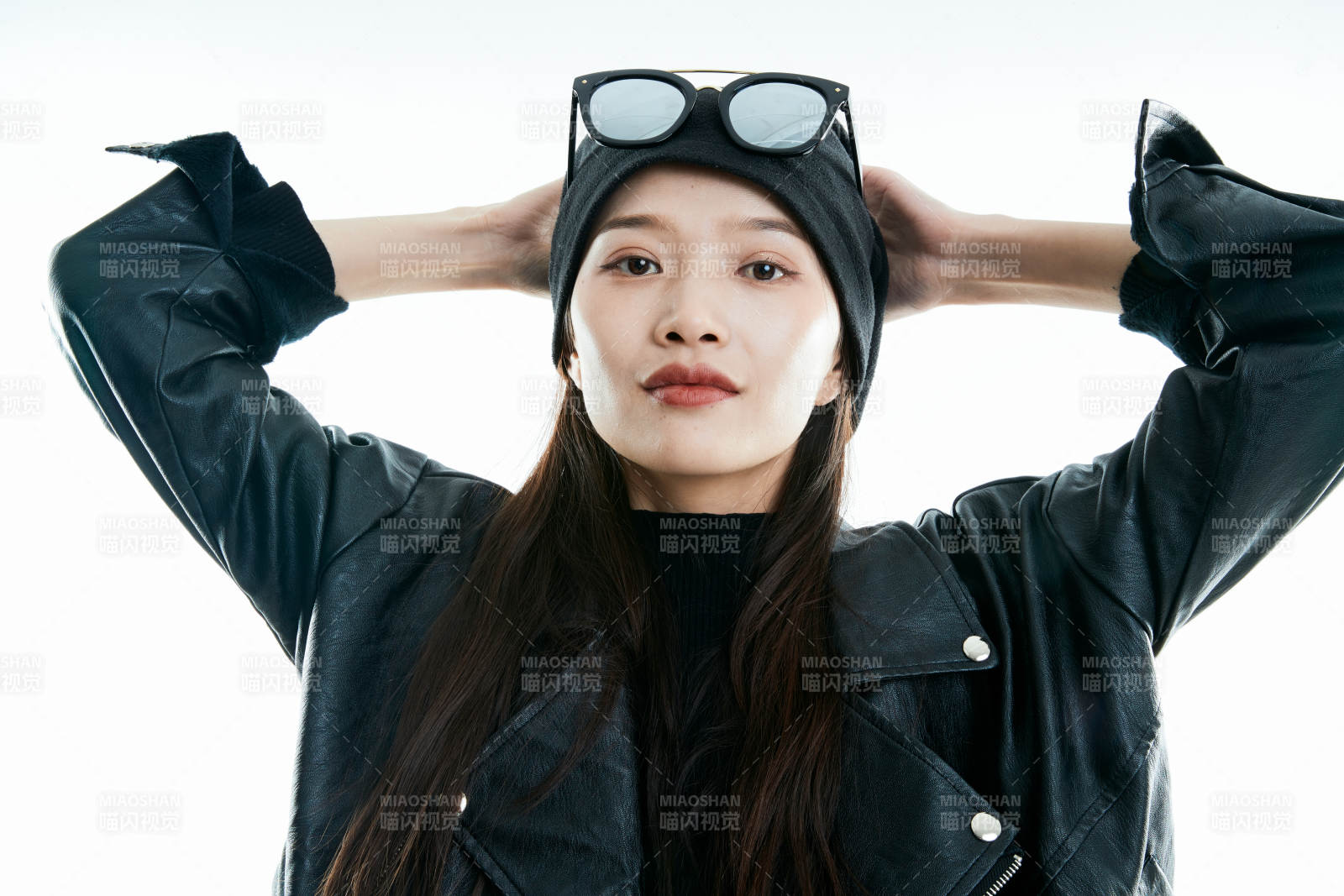 机车摇滚风的亚洲少女图片