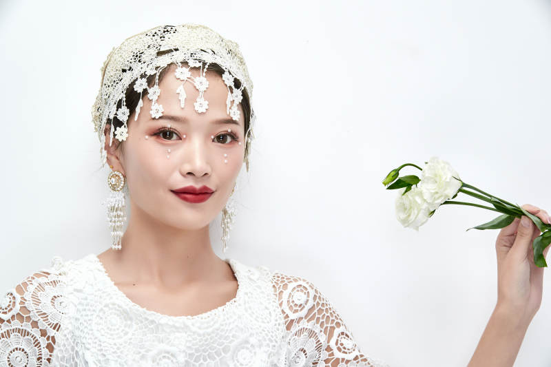 棚拍白色背景下的新娘美妆图片