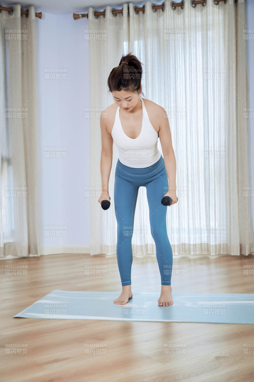 做瑜伽动作的亚洲年轻女性图片