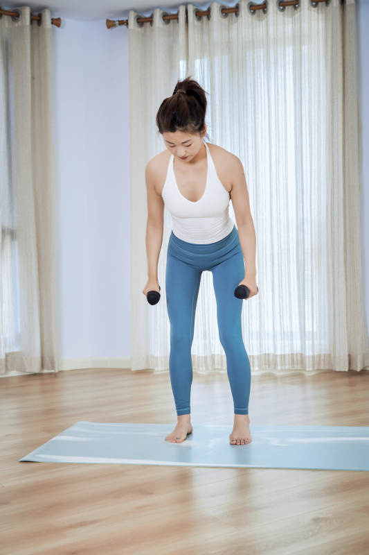 做瑜伽动作的亚洲年轻女性图片