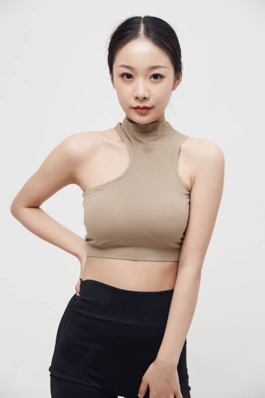 穿着运动服的亚洲美女图片