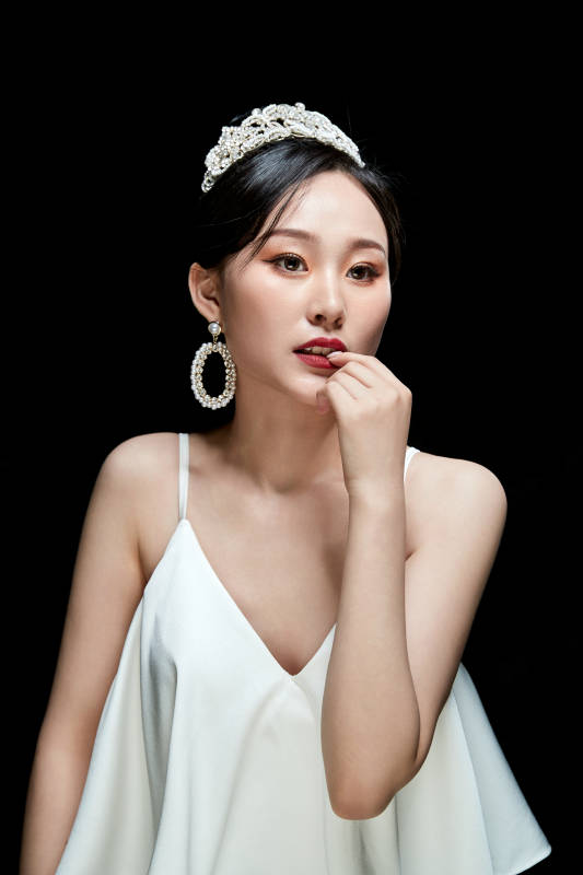 黑色背景下的女性复古婚纱妆面图片
