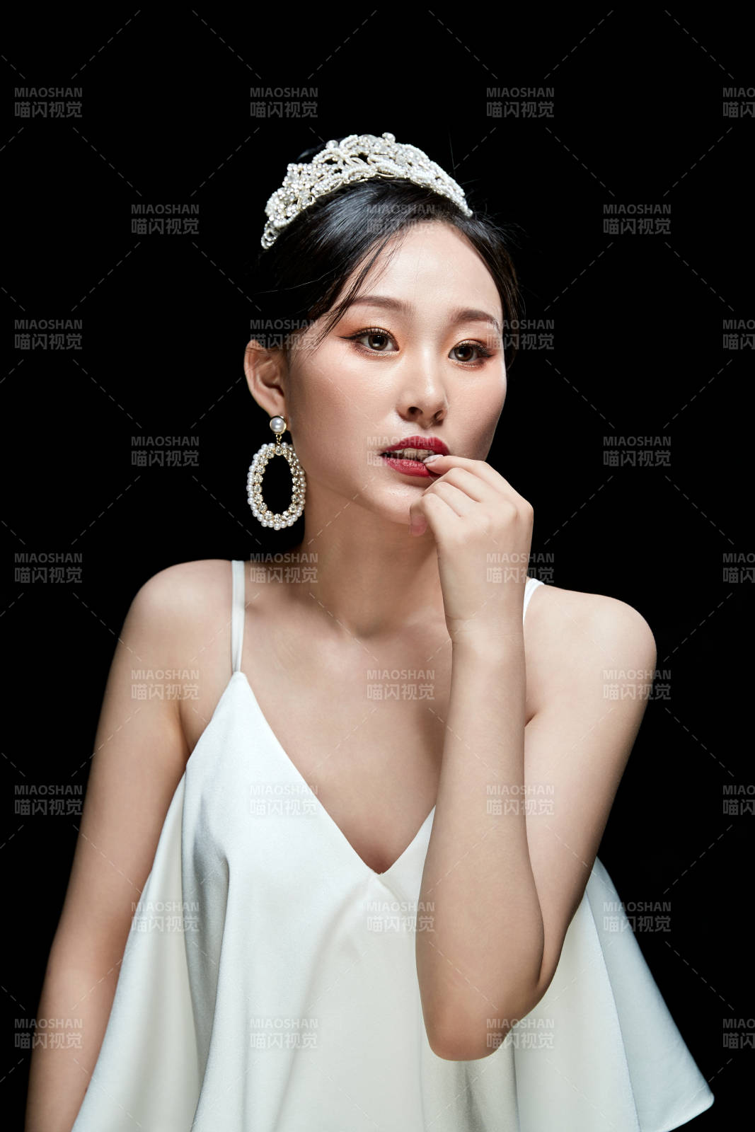 黑色背景下的女性复古婚纱妆面图片