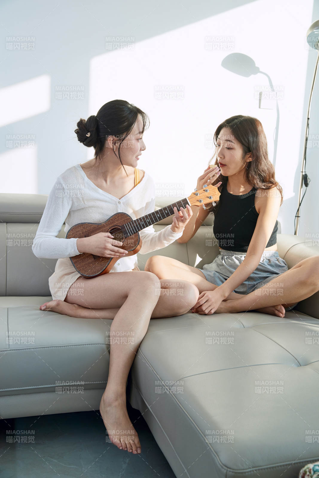 坐在沙发弹琴唱歌俩位美女闺蜜图片